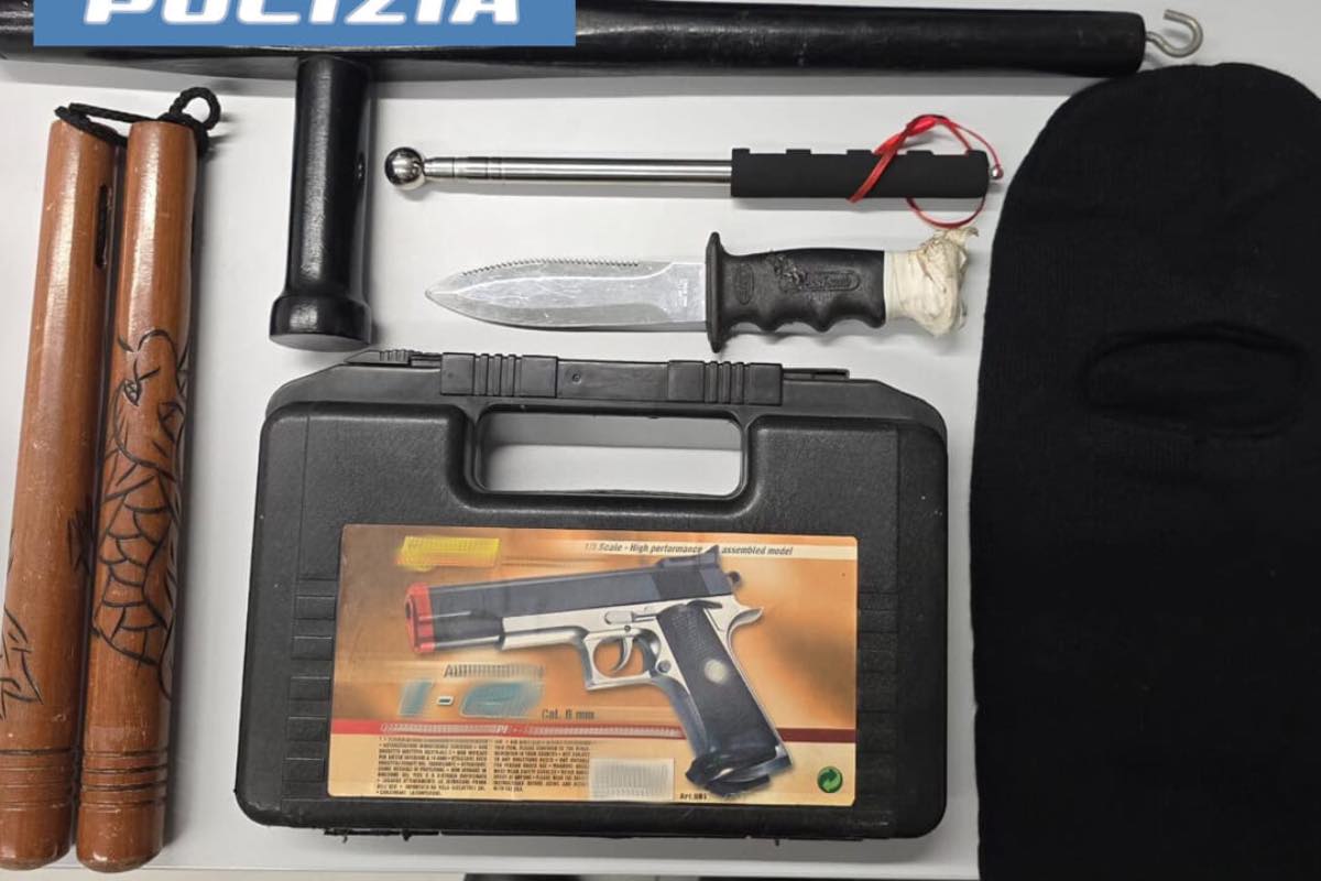 Catania, la Polizia spegne sul nascere una manifestazione illecita: si organizzavano online, sequestrate diverse armi