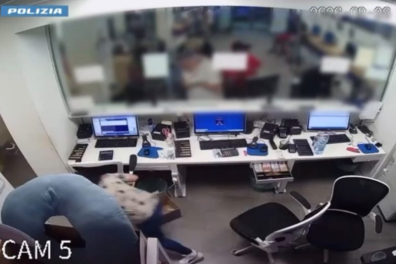 VIDEO – Palermo, rapina in un centro scommesse: la Polizia interviene all’istante, arrestati due giovani