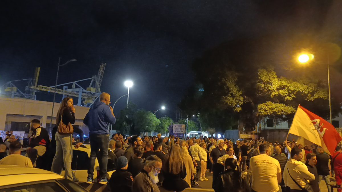 A Palermo il popolo scende in piazza al fianco degli autotrasportatori, strada bloccata davanti al porto