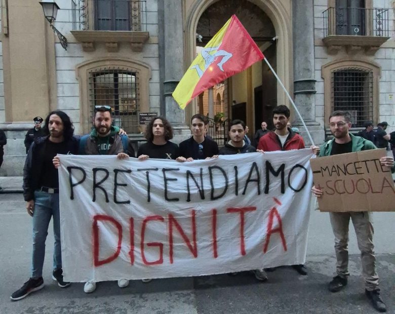 VIDEO | “Non staremo più a guardare”, a Palermo scatta la protesta anti-mancette del comparto scuola