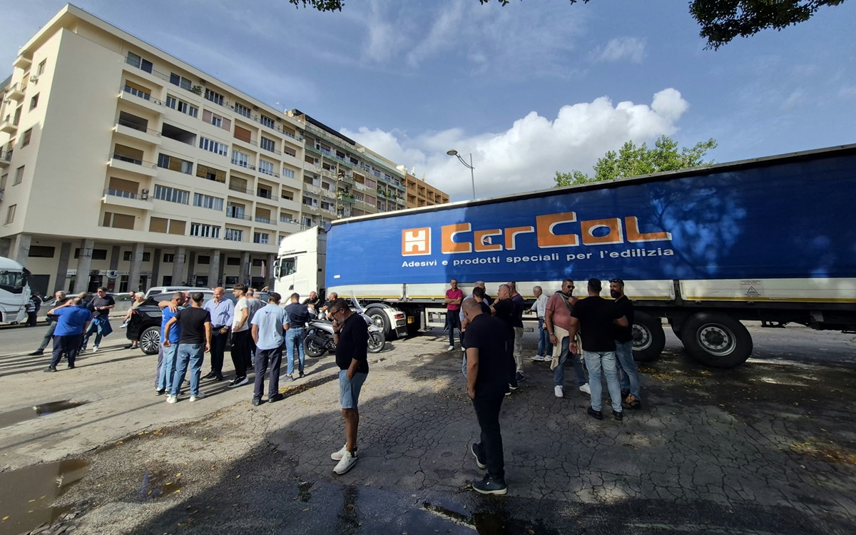 VIDEO | “Basta bugie e promesse, il prezzo dei carburanti deve scendere”, ancora Tir fermi a Palermo