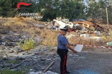 Rifiuti bruciati in un fondo a Ramacca, due persone denunciate