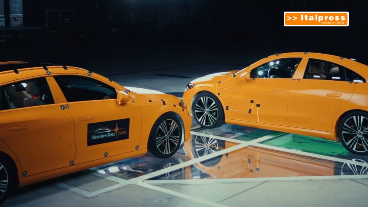 La Mercedes CLA sfida la sicurezza con un crash test laterale La Mercedes CLA sfida la sicurezza con un crash test laterale