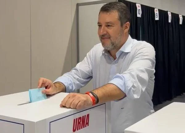 Matteo Salvini resta alla guida della Lega, è stato rieletto segretario: “No a fornitura armi e finanziamenti a Ucraina” Matteo Salvini resta alla guida della Lega, è stato rieletto segretario: “No a fornitura armi e finanziamenti a Ucraina”
