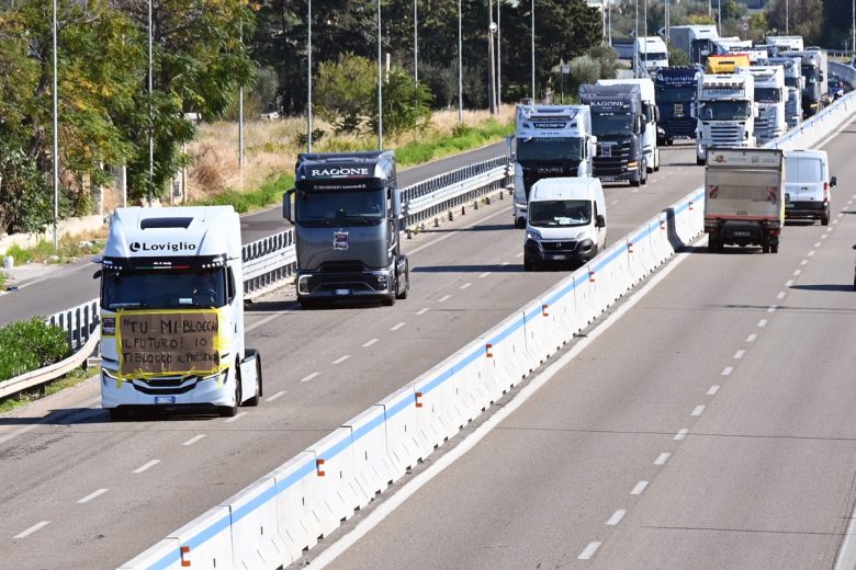 VIDEO | Revocato il fermo degli autotrasportatori in Sicilia, Bella: “Condivisi i nostri punti”