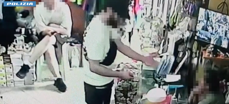 Palermo, arrestato dopo rapina con coltello in un negozio a Sferracavallo: le immagini del colpo
