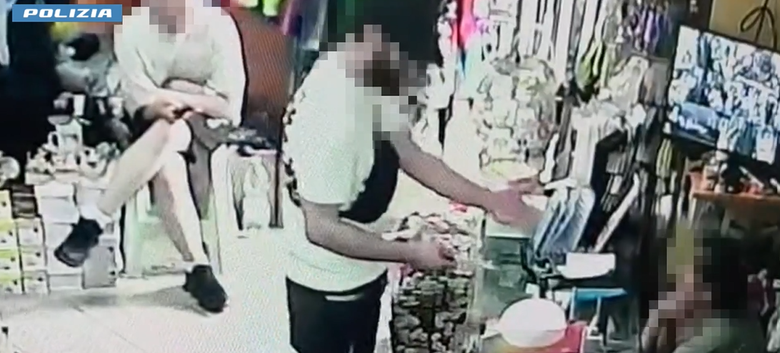 Palermo, arrestato dopo rapina con coltello in un negozio a Sferracavallo: le immagini del colpo
