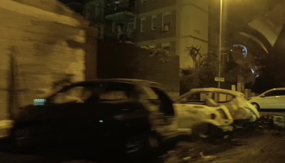 Palermo, fiamme in via Brigata Aosta: bruciati cassonetti e auto