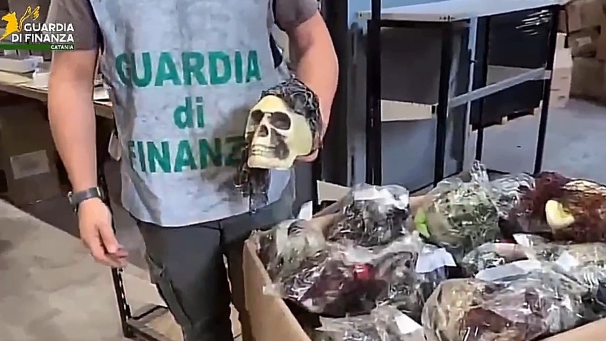 VIDEO | Milioni di oggetti e accessori per Halloween non sicuri, scatta il maxi sequestro a Misterbianco