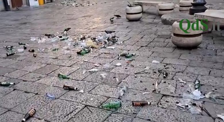 Un cumulo di bottiglie e spazzatura, l’ennesima segnalazione del degrado in piazza Sant’Anna a Palermo: il video