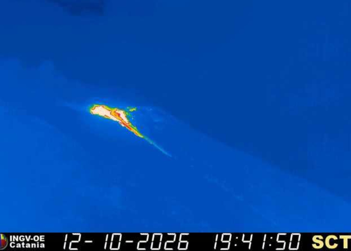 Lava sullo Stromboli e terremoto vicino alle Isole Eolie nelle prime ore del mattino: gli avvisi Ingv