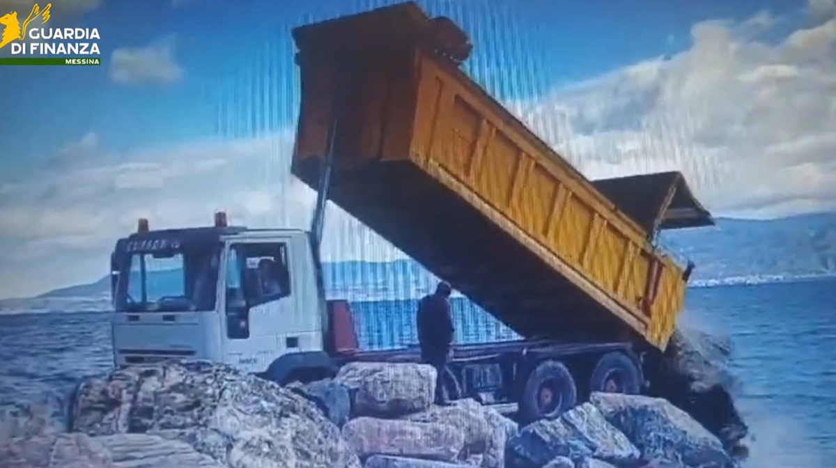 I camion di rifiuti sversati nella fascia tirrenica della Sicilia: scattano cinque misure cautelari