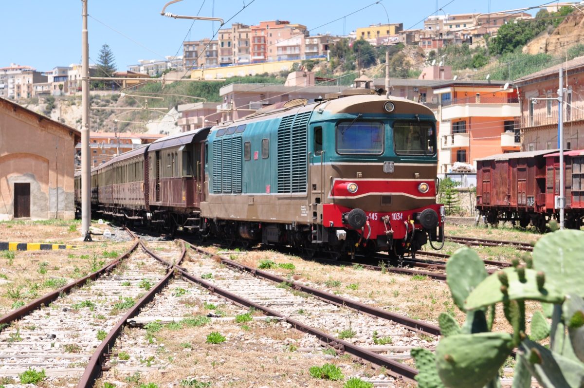 Treni storici in Sicilia, si parte l’11 ottobre: 12 itinerari tra borghi, mare e città d’arte