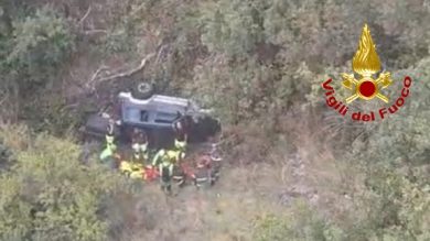 VIDEO | Fuoristrada finisce in un burrone nel Catanese, cruciale l’intervento dei Vigili del Fuoco in elicottero
