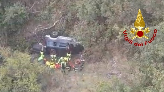 VIDEO | Fuoristrada finisce in un burrone nel Catanese, cruciale l’intervento dei Vigili del Fuoco in elicottero