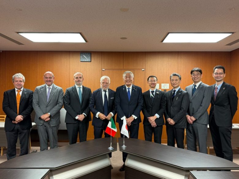VIDEO | Macchine supertecnologiche al lavoro e il modello del ponte di Akashi Kaikyō, la visita della delegazione Anas in Giappone