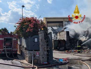 Incendio in un impianto di gestione dei rifiuti,  sul posto i vigili del fuoco