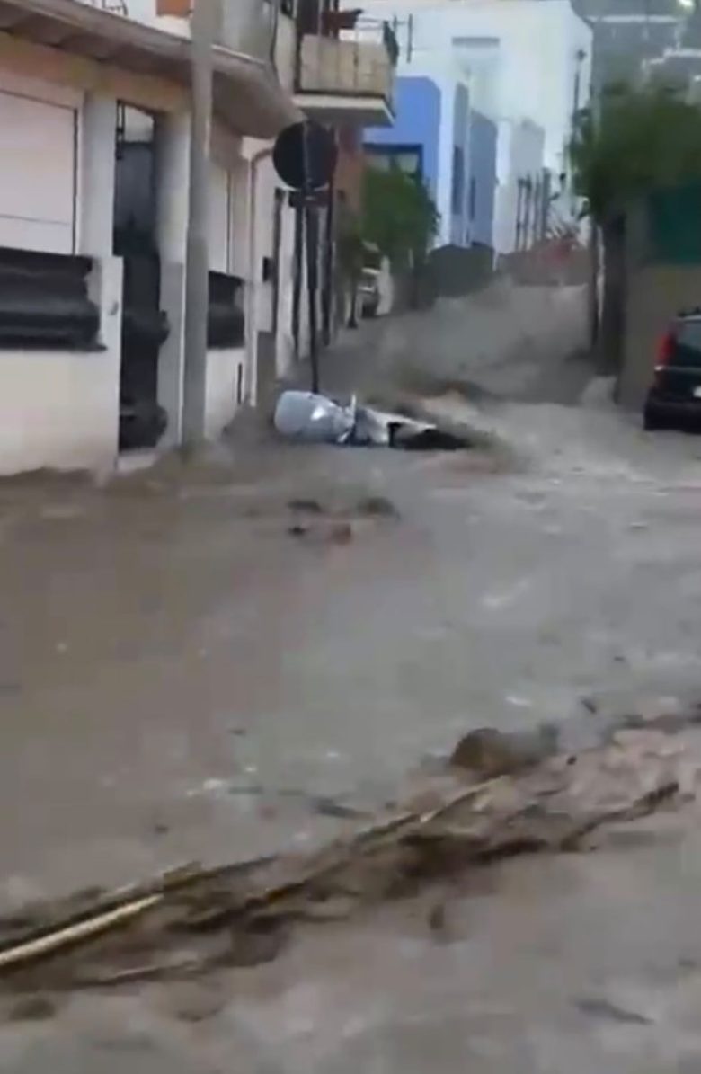 Maltempo, enormi disagi anche a Lipari: auto danneggiate ed edifici allagati