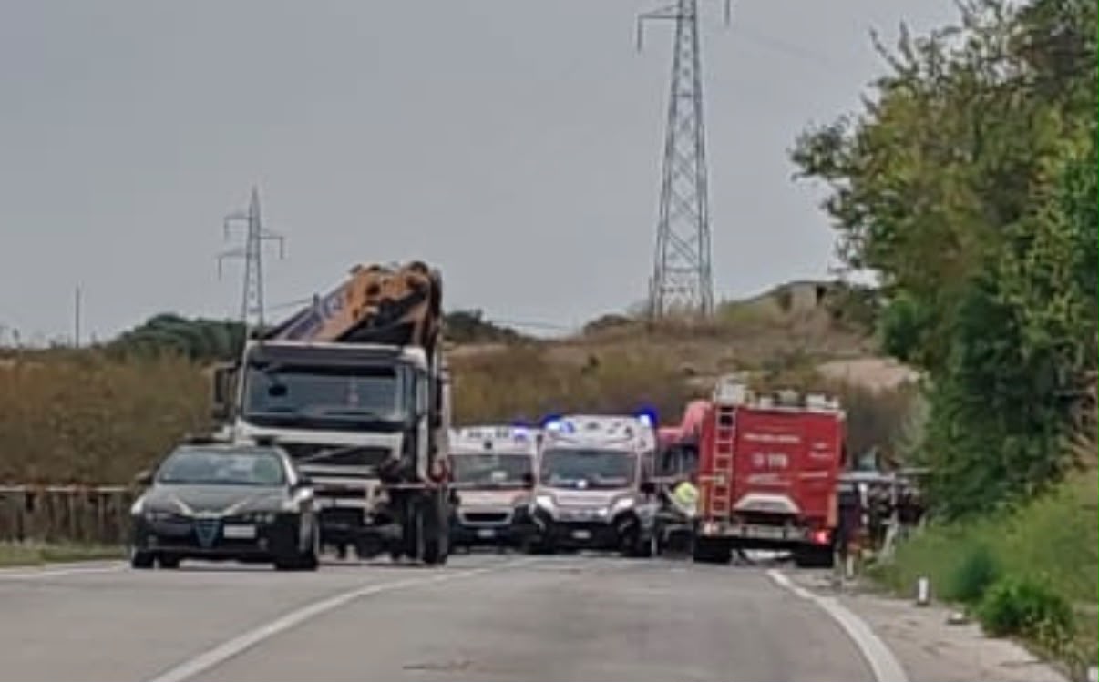 Schianto auto-camion nell’Agrigentino, morti quattro operai: l’incidente sulla SS123