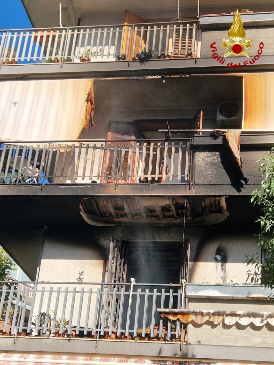 Incendio in una palazzina nel Catanese: evacuati i residenti, due gli intossicati Incendio in una palazzina nel Catanese: evacuati i residenti, due gli intossicati
