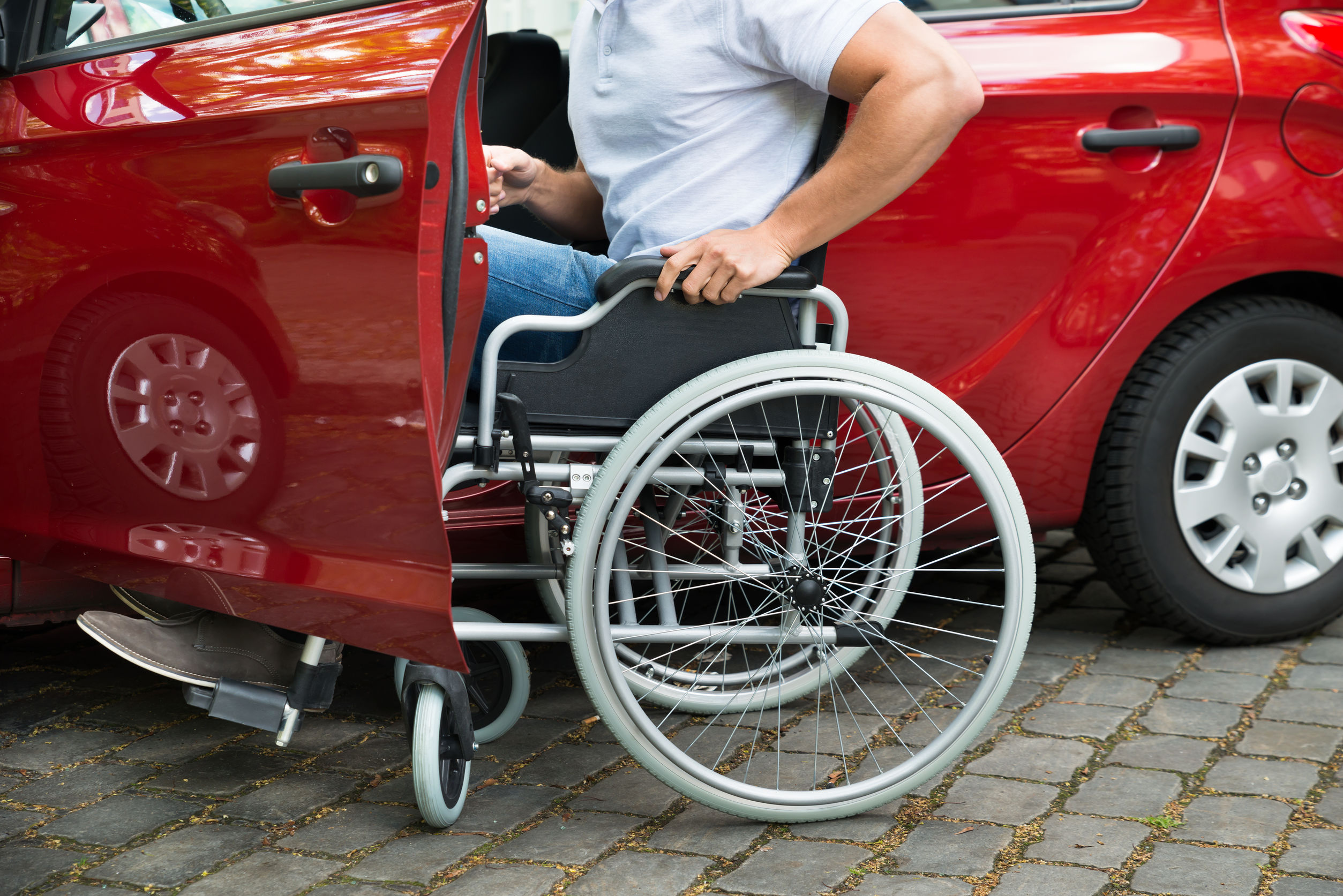 Какая машина для инвалидов. Машина для инвалидов. Автомобиль для колясочников. Транспорт для инвалидов. Машина для людей с ограниченными возможностями.