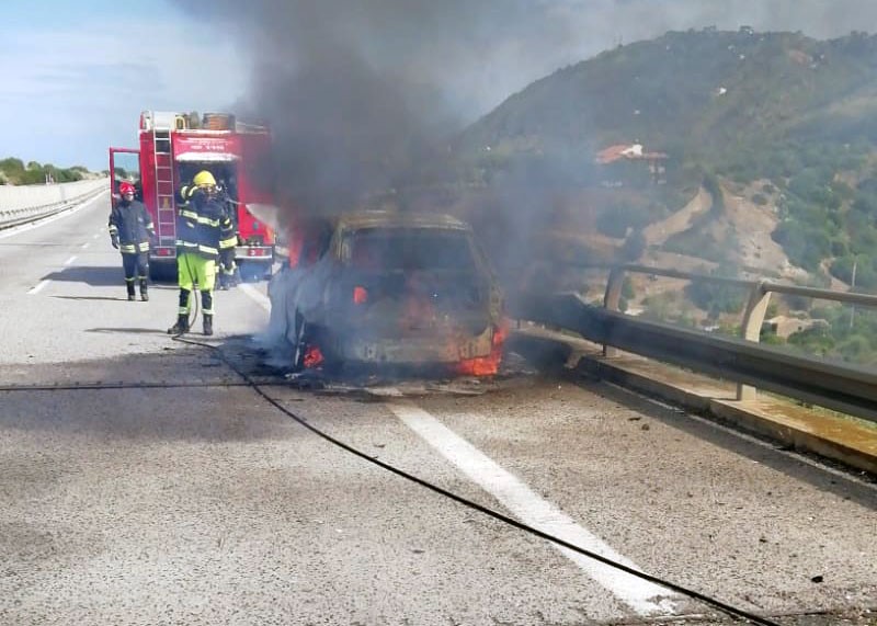 auto dilaniata dalle fiamme sull'autostrada A20