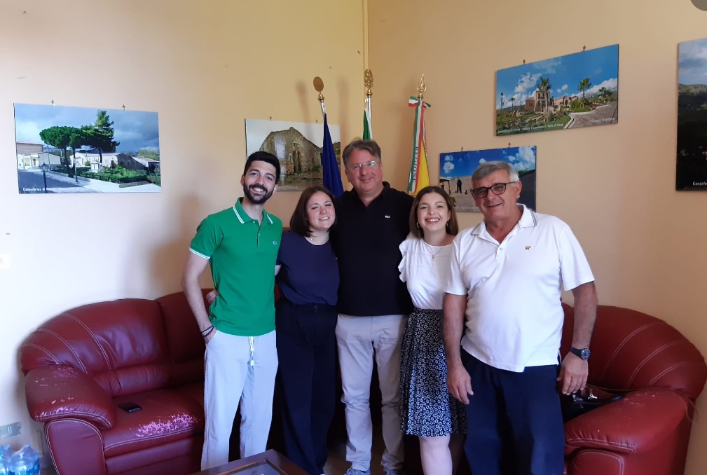 Il sindaco Pietro Aldegheri e la giunta di Campofelice di Fitalia (PA)