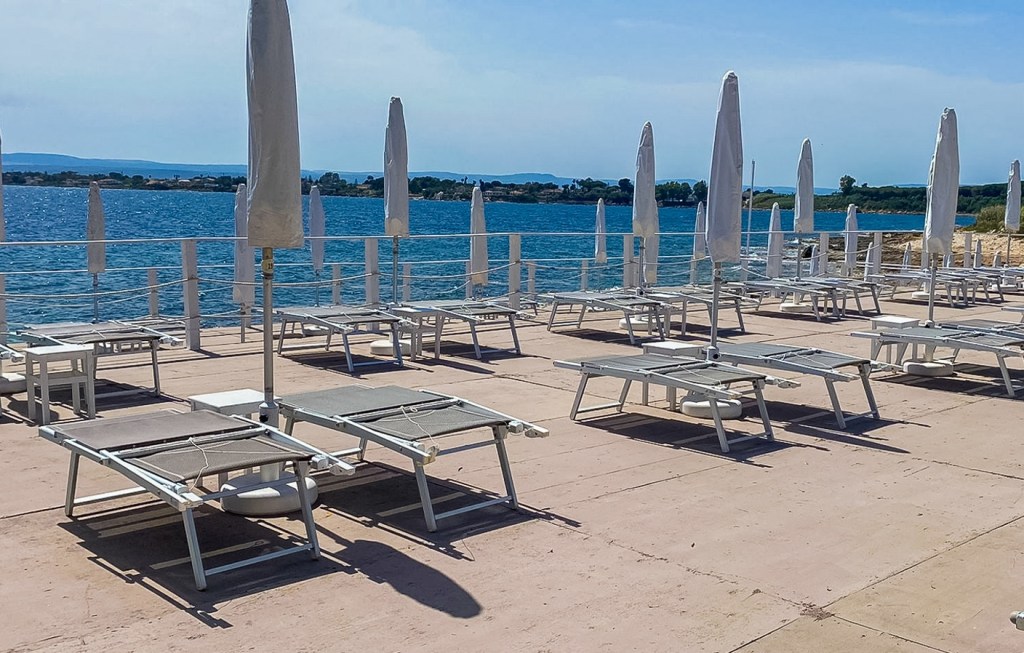 Varco 23 si trova al Plemmirio nell'area marina protetta di Cpao Murro di Porco. Solarium attrezzato con ombrelloni e lettini. Bar, pizzeria, ristorante, area bimbi, campo beach-volley e beach-tennis.
