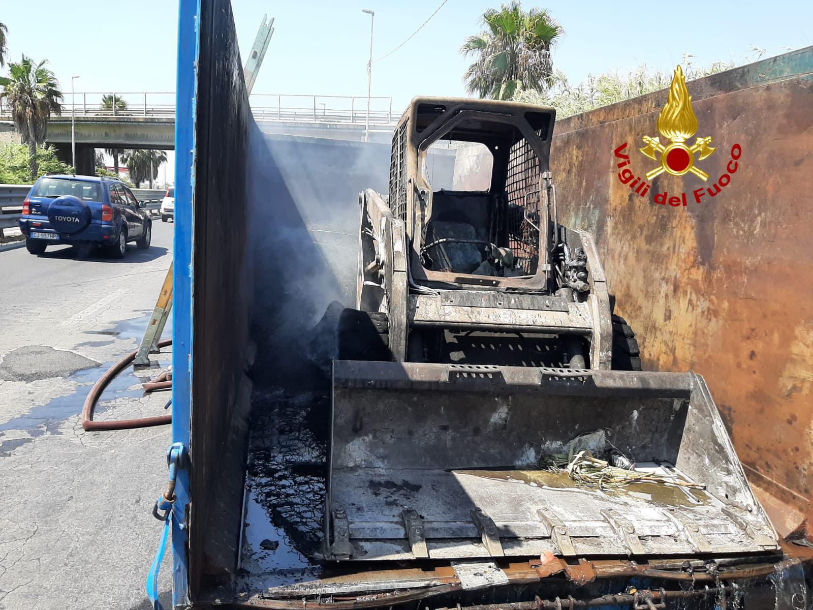 Incendio camion lungo l'Asse dei Servizi di Catania