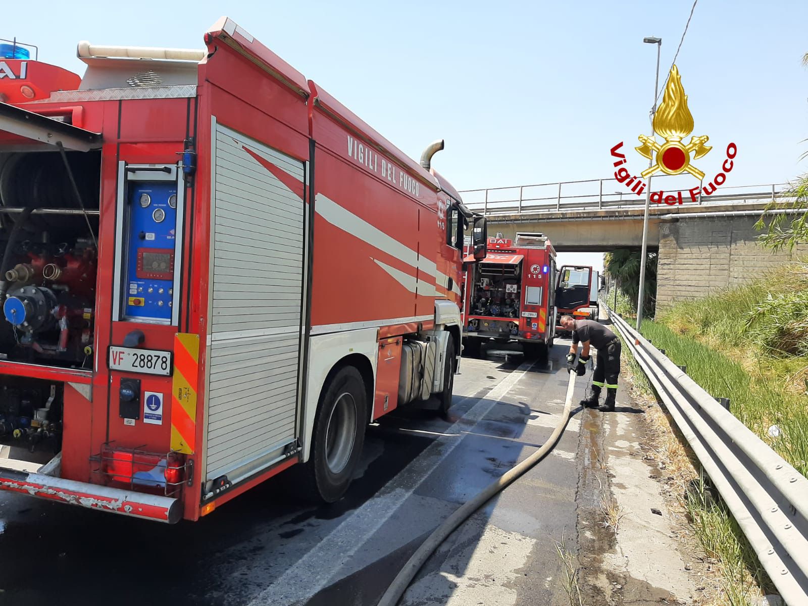 Incendio camion lungo l'Asse dei Servizi di Catania