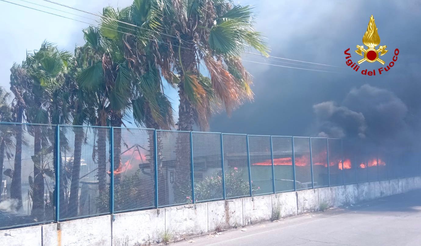 Incendio a San Gregorio e visibile dall'A18 