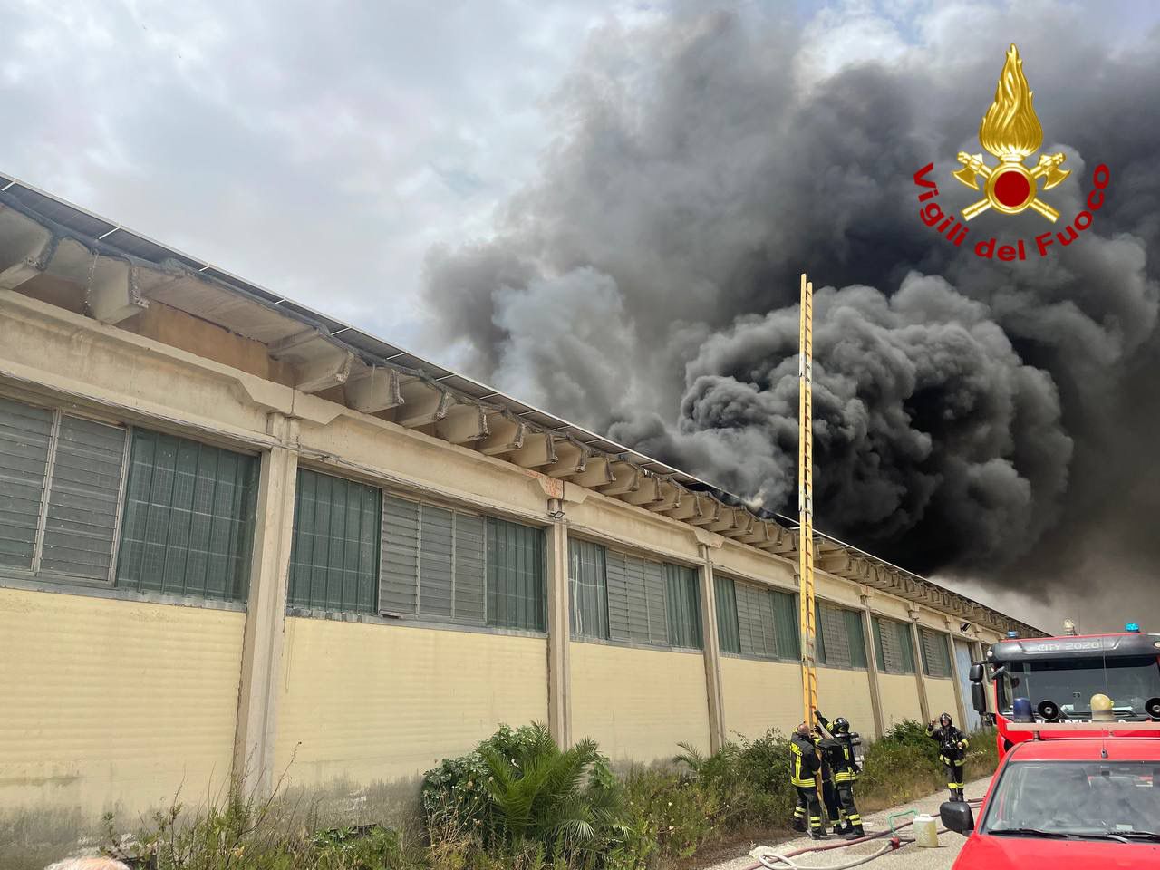 Incendio in capannone di giocattoli a Caltagirone (2)