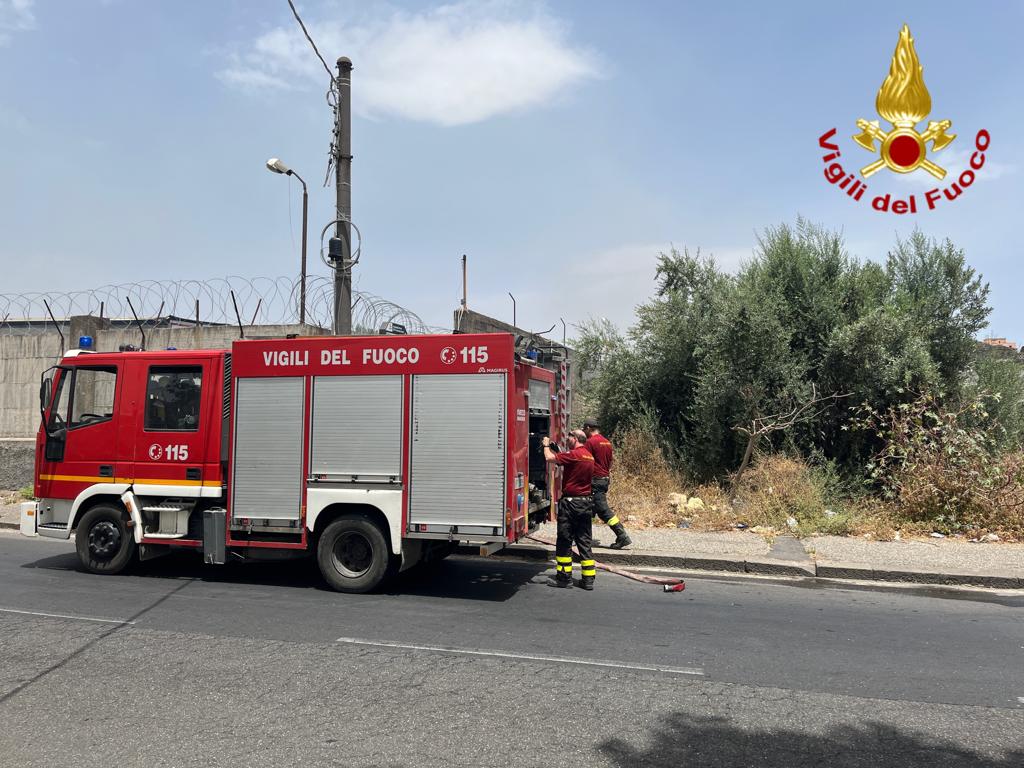 Incendio in via Acquicella Porto a Catania