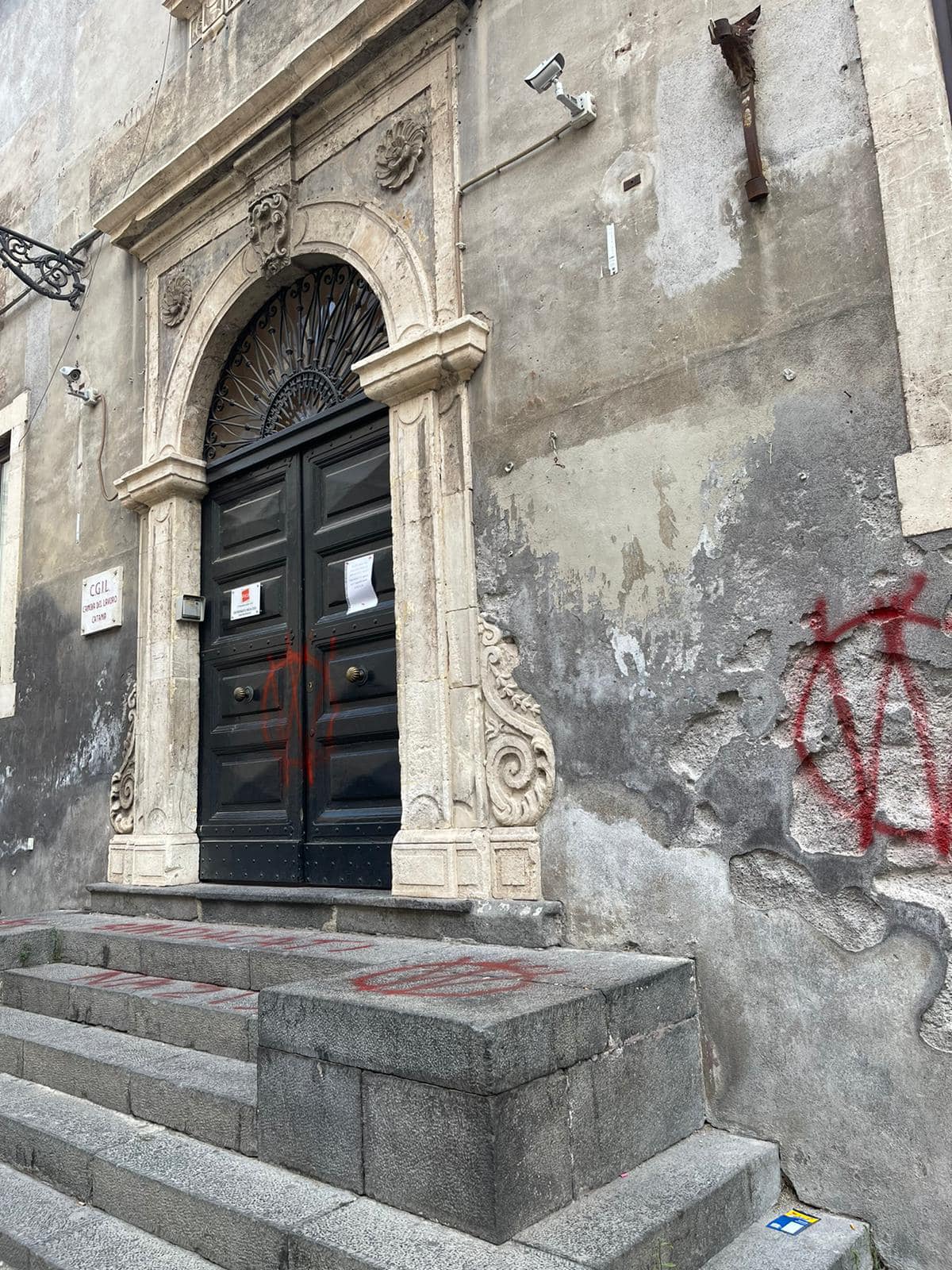 Attacco di vandali no vax a Cgil Catania