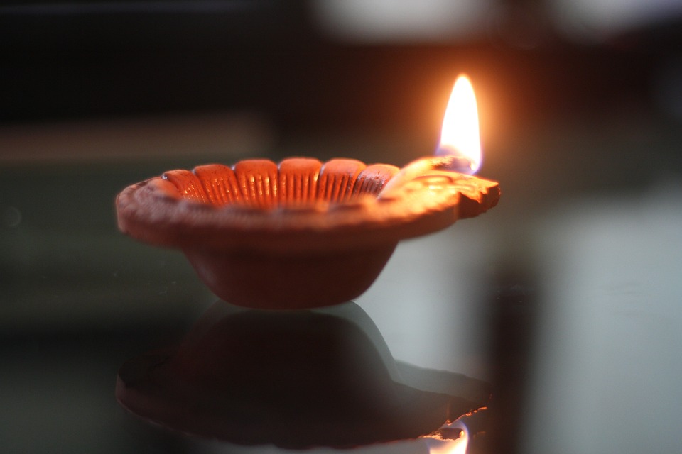 Diwali:festa delle luci, durante la festa si usa infatti accendere delle  luci.