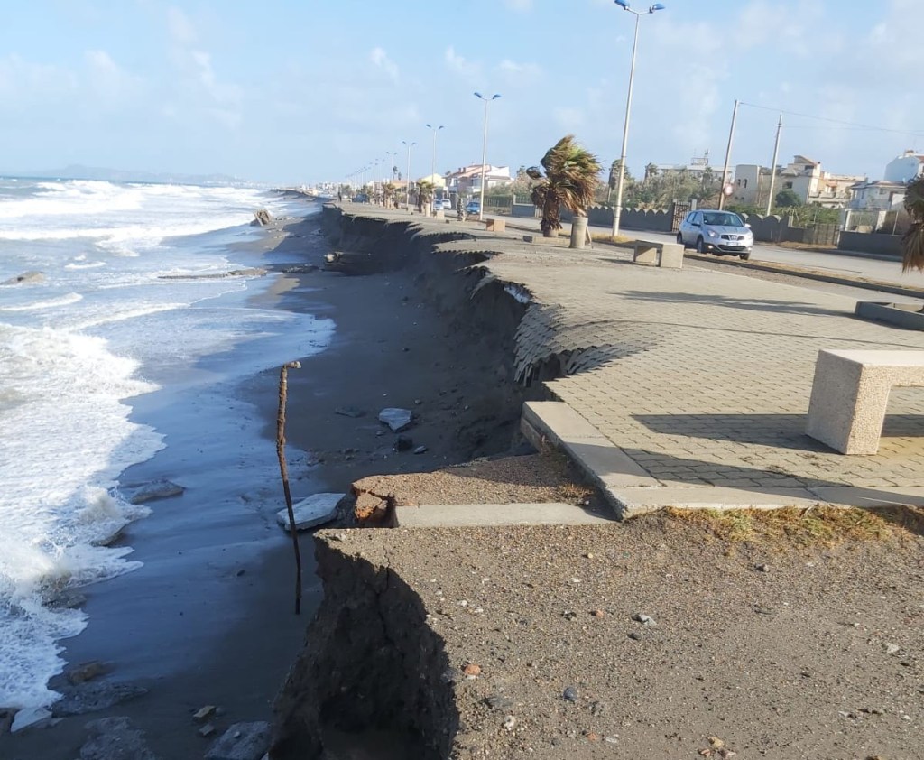 Erosione costiera barcellona pozzo di gotto