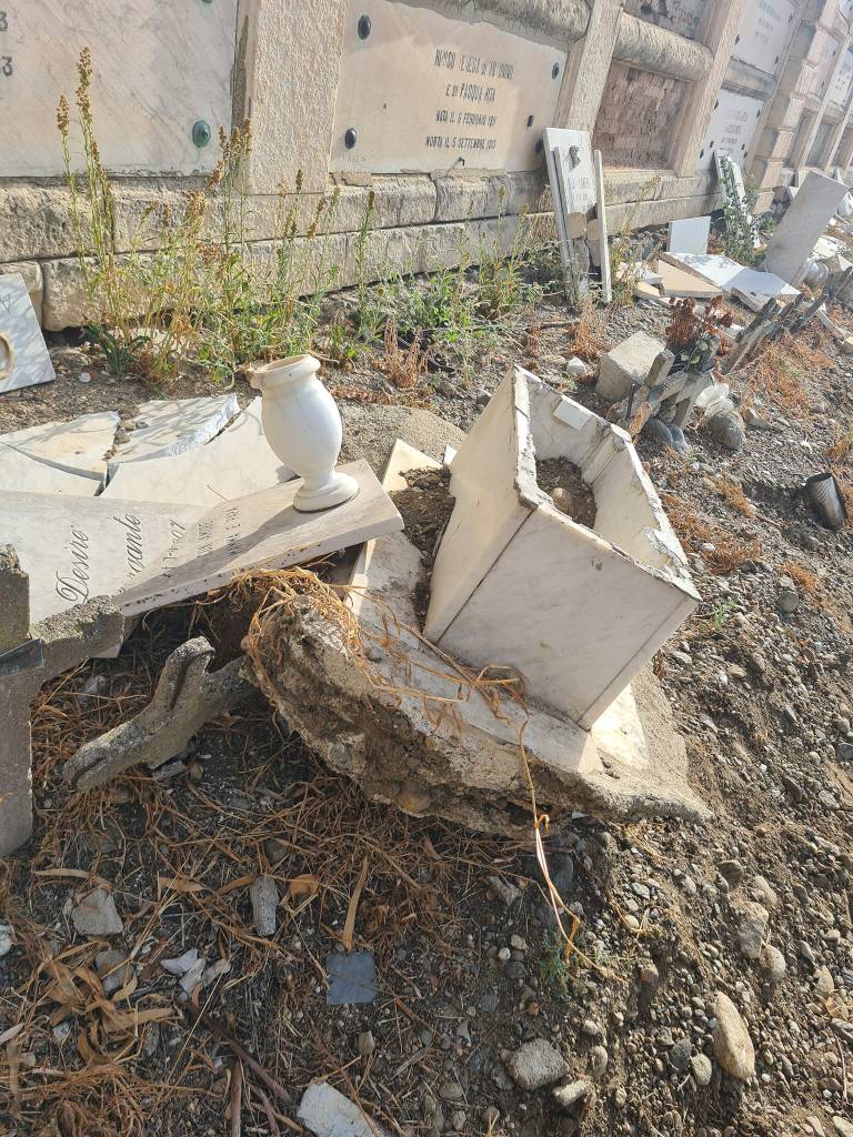 Tombe dei bambini distrutte al cimitero di Messina - FB 5