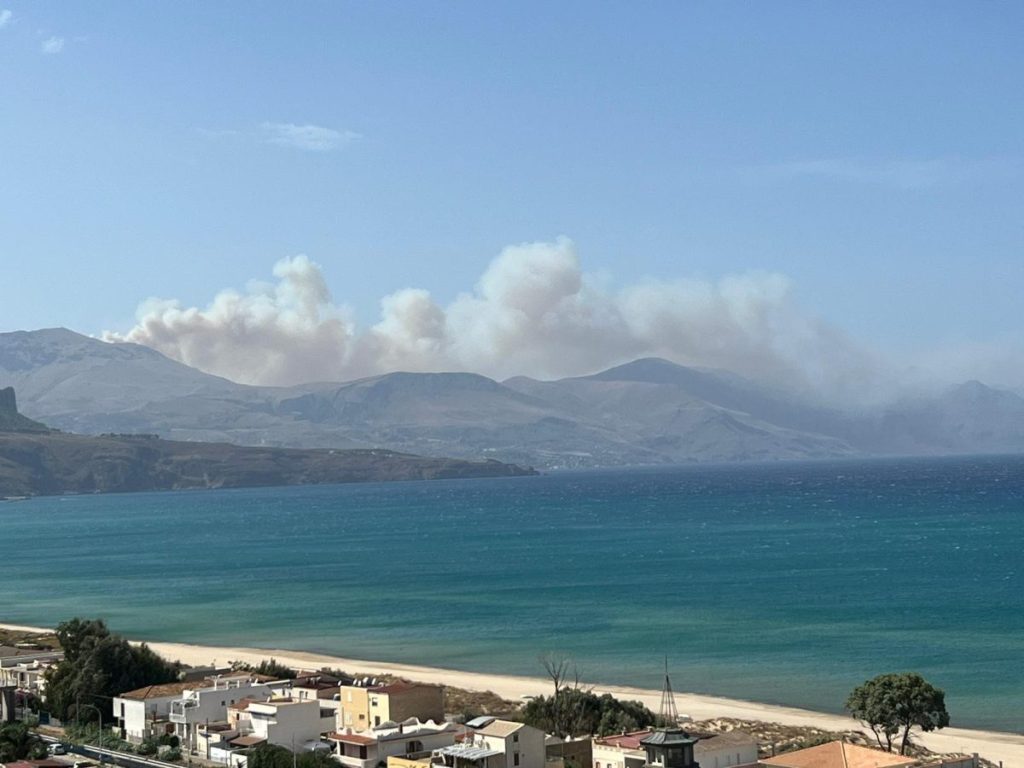 Sicilia brucia