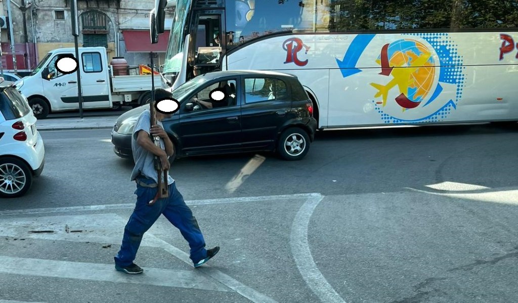 Uomo armato vicino l'Università di Palermo - da WhatsApp