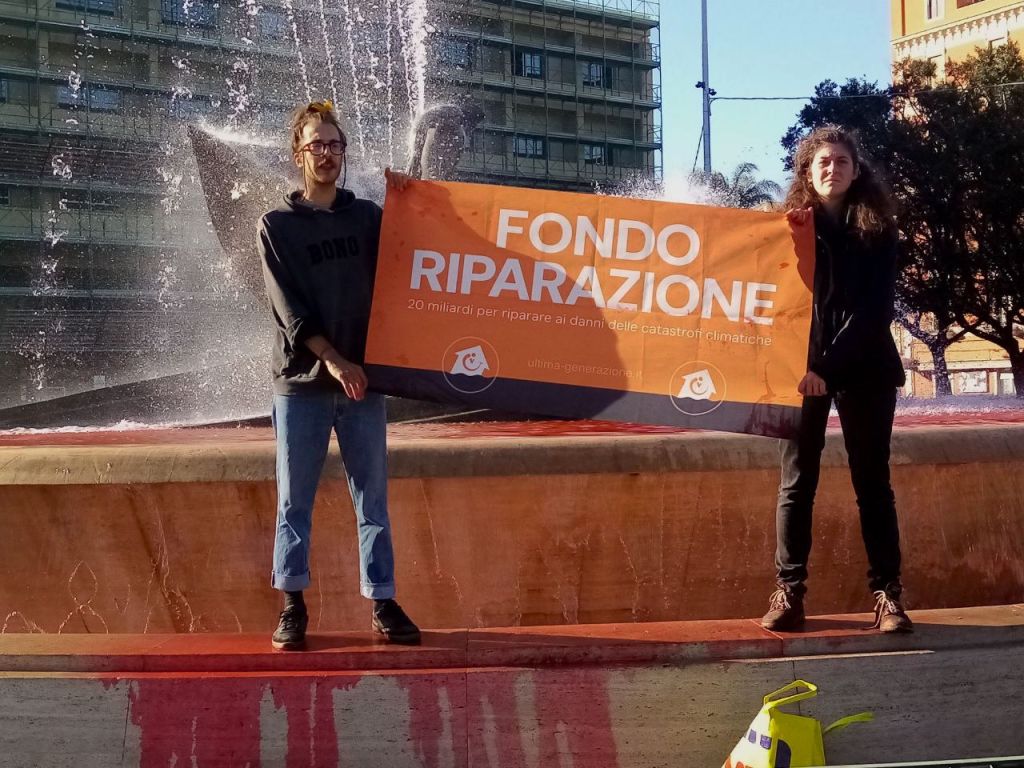 Protesta di Ultima Generazione in piazza Verga, blocco stradale e Fontana dei Malavoglia imbrattata
