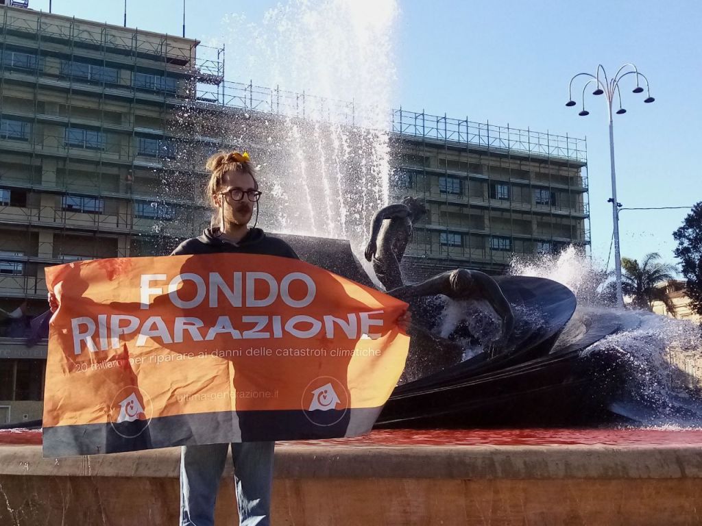 Protesta di Ultima Generazione in piazza Verga, blocco stradale e Fontana dei Malavoglia imbrattata