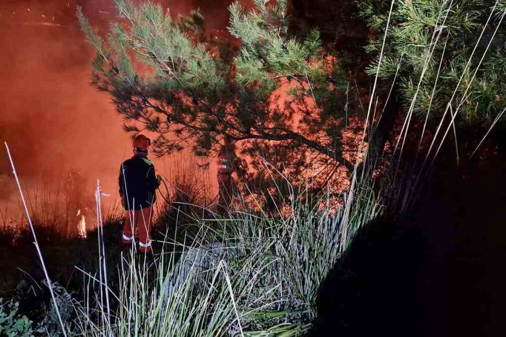 Vasto incendio a Monterosso Almo, foto della Protezione civile