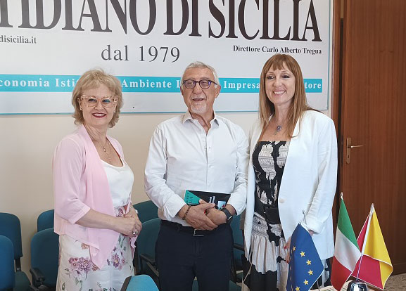 Il presidente di Legacoop Sicilia, Filippo Parrino, accompagnato dalla direttrice Angela Maria Peruca con Raffaella Tregua