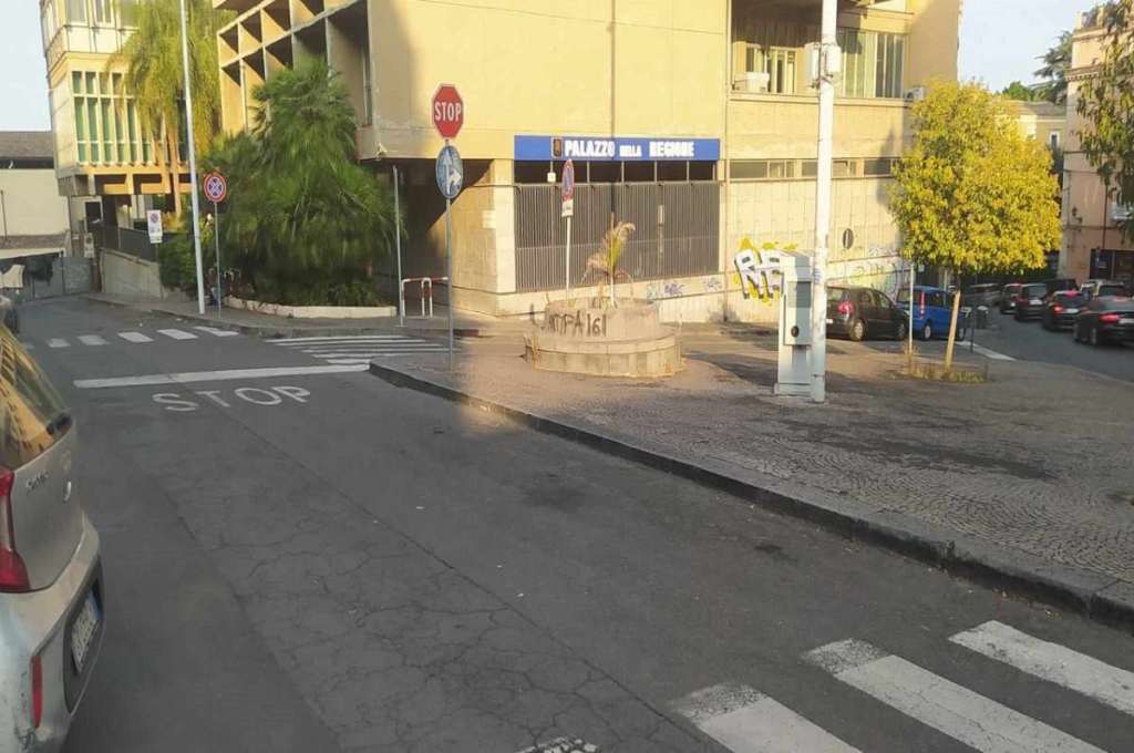 Piazza San Domenico dopo operazioni di pulizia dalla sabbia - QdS