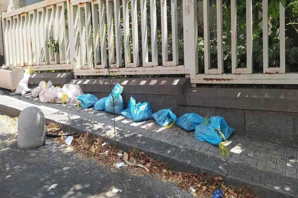 Sacchetti sabbia vulcanica e cenere dell'Etna in piazza Santa Maria di Gesù a Catania - QdS