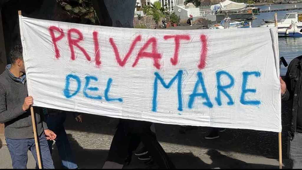 No-alla-Privatizzazione-del-Porticciolo-di-Ognina-