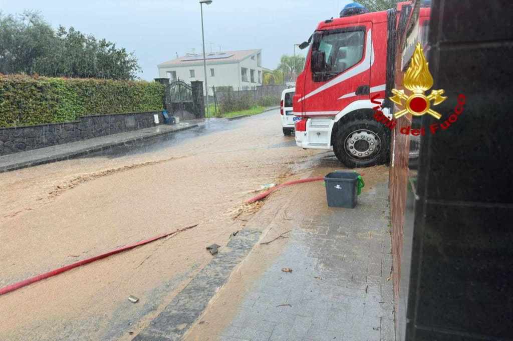 Vigili del fuoco in azione contro il maltempo tra Acireale, 13 novembre 2024